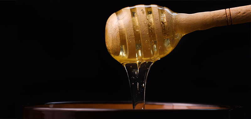 Honiglöffel mit Honig 