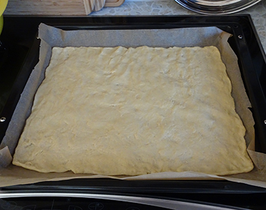 Honig-Mohn-Streuselkuchen-Boden auf dem Blech