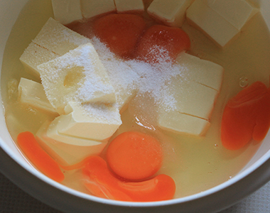 Butter und Eier für den Honig-Kokos-Kuchen