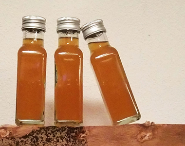 Fertiger Honiglikör in Flaschen