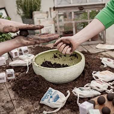 Die Produktion von Seedbombs bei den Stadtgärtnern