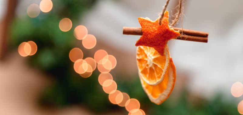 Getrockenete Orangenschalen als Deko zu Weihnachten
