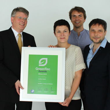 Die nearBees Gründer erhalten ihre Urkunde für den GreenTec Award