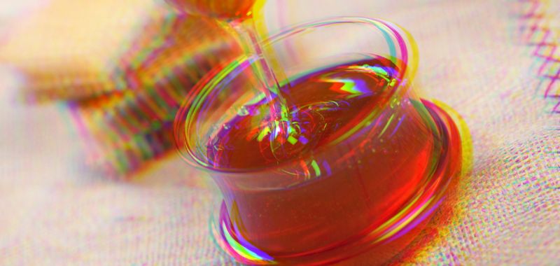 Ein Honigglas, das in einem halluzinogenem Zustand betrachtet wird.