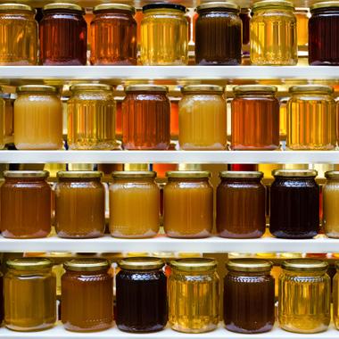 Verschiedene Honige in einem Regal