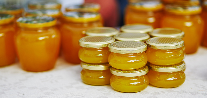 Marktstand mit Honiggläsern