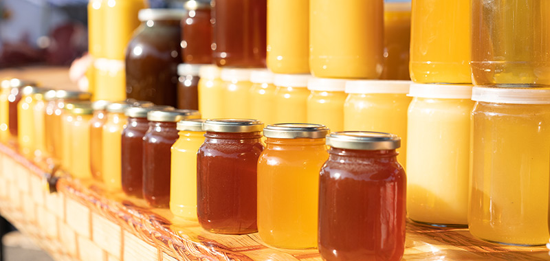 Verschiedene Honigsorten im Regal