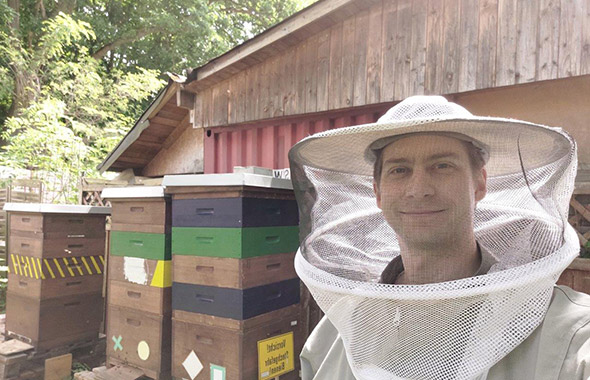 Imker David bei seinen Bienenvölkern