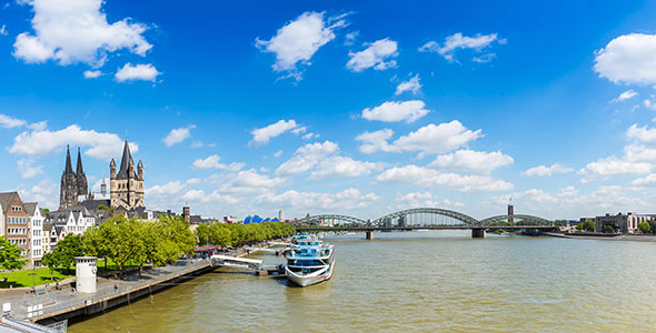 Blick auf den Rhein, Kölner Dom und Hohenzollern Brücke