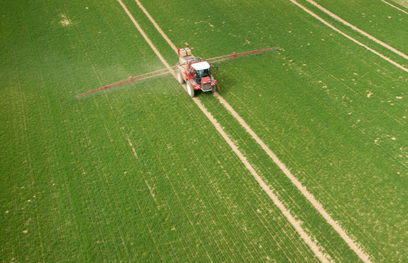 Landwirtschaftliche Maschine auf einem Feld