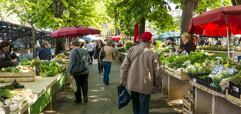 Marktstände mit regionalen Waren