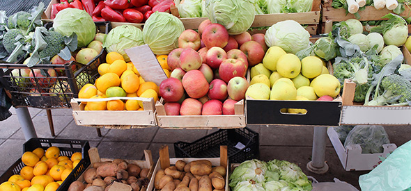 Ein Marktstand mit Obst und Gemüse