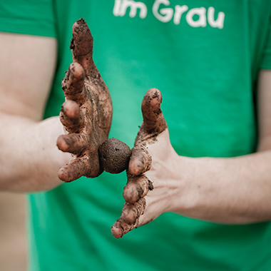 Einer der Stadtgärtner beim Rollen einer Seedbomb