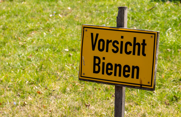 Schild mit Vorsicht Bienen