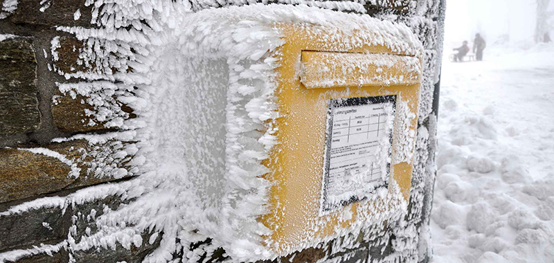 Briefkasten im Schnee