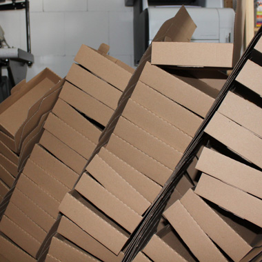 Jede Menge Kartons: die Verpackungssets für die Imker machen sich endlich auf den Weg