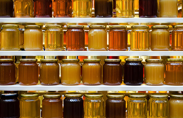 Verschiedene Honig im Regal aufgereiht
