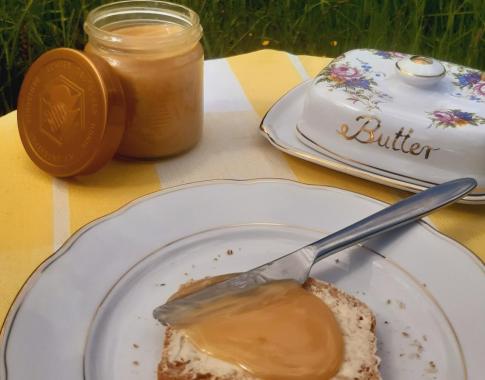 Der cremige Honig fließt nicht so schnell vom Brot.