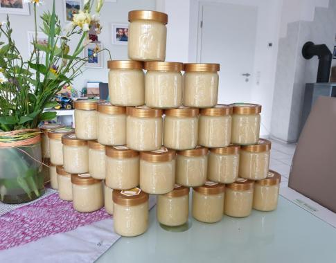 Frisch Etikettierter Honig