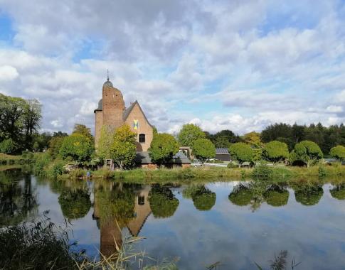 In der abwechslungsreichen Fauna rund um Schloss Tüschenbroich finden unsere Bienen die Zutaten für den aromatischen Frühlingsblütenhonig.