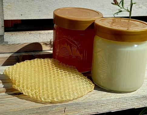 Angeboten wird der dunkle Honig. Es handelt sich um Sommertrachthonig in Bioqualitat. Der rechte Honig steht in einer gesonderten Anzeige zum Verkauf.