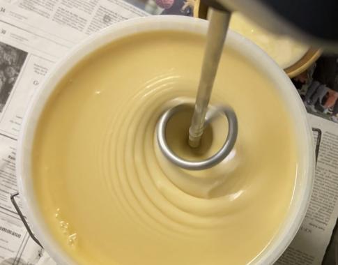 Frühjahrshonig beim rühren