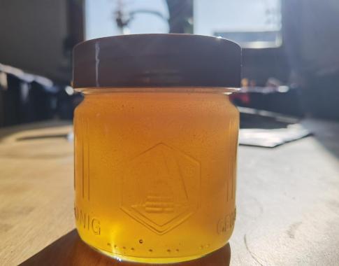 Honigglas mit Sommerblütenhonig