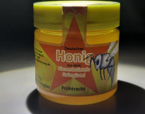 250g Glas Frühtrachthonig mit Etikett des Bienenkollektivs Grüngürtel
