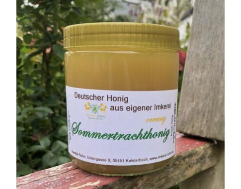 Unser Sommertrachthonig ist ein hell Karamellfarbener, cremig gerührter Honig mit kräftig, würzigem Aroma. Hier finden Sie die Blütenvielfalt des Sommers in einem Glas. Nicht nur Linde, Bienenweide, Sonnenblumen gehören dazu auch z.B. Lavendel, Wiesenblumen und Brombeeren.