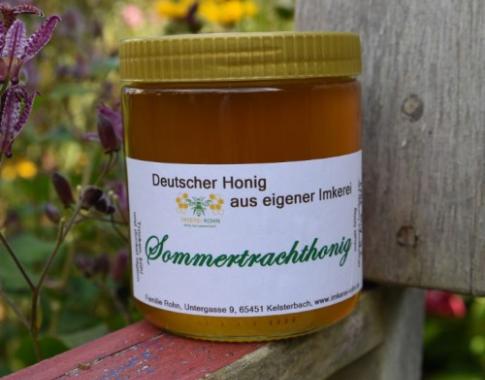 Unser Sommertrachthonig ist ein dunkler, flüssiger Honig mit kräftig, würzigem Aroma. Hier finden Sie die Blütenvielfalt des Sommers in einem Glas. Nicht nur Linde, Bienenweide, Sonnenblumen gehören dazu auch z.B. Lavendel, Wiesenblumen und Brombeeren.