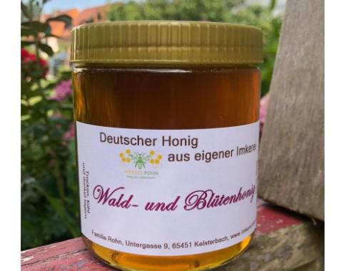 Unser Wald- und Blütenhonig ist ein dunkler, flüssiger Honig mit würzigem Aroma. Neben wilden Blütenpflanzen wie z.B. Weißdorn, Holunder, Himbeer- und Brombeerblüten ist auch der Honigtau den die Bienen an Nadel- und Laubbäumen sammeln ein wichtiger Bestandteil dieses Honigs. 