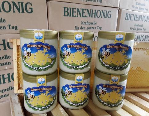 Sie erhalten 6 x 500g Rapshonig aus Bad Doberan / Heiligendamm Frühlingsblütenhonig Rapsblütenhonig Sommerblütenhonig Lindenblütenhonig von der Ostseeküste Sie erhalten 6 x 500g Rapsblütenhonig aus Bad Doberan - Heiligendamm. Honig aus der eigener Imkerei . Die Völker wohnen in naturbelassenen Holzbeuten von ökologisch bewirtschafteten Felder umgeben, dies sichert den Bienen im Frühjahr und Herbst eine ausreichende Pollenversorgung, die für ihre Entwicklung absolut notwendig ist. Die schonende Art de