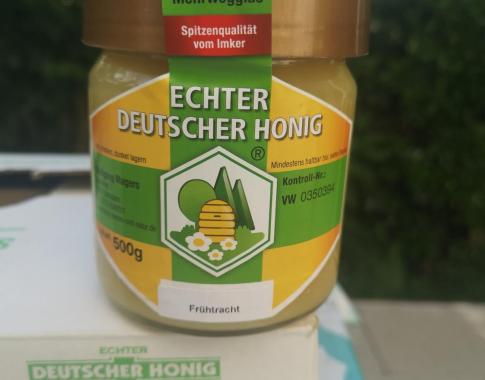 Aus dem Nektar der Frühjahrsblüten wie Obstblüten, Löwenzahn, Raps und frühblühenden Wiesenblumen Geschmacklich ausgewogen: aromatisch-mild