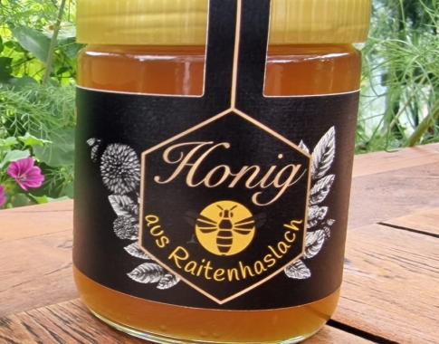 flüssiger Spättrachthonig im Glas