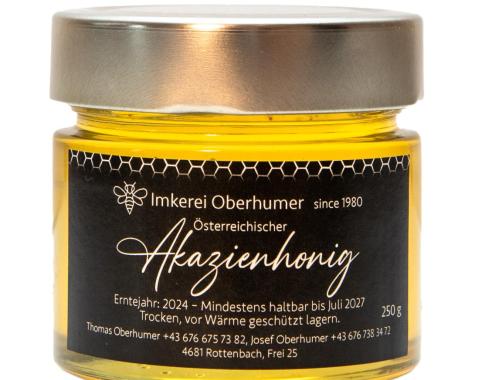 Im Frühjahr wandern wir mit unseren Bienen nach Niederösterreich, hier blüht Anfang Mai die Akazienblüte.