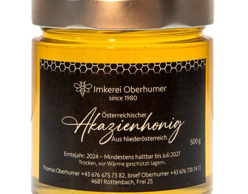 Im Frühjahr wandern wir mit unseren Bienen nach Niederösterreich, hier blüht Anfang Mai die Akazienblüte.