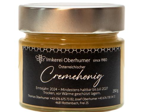 Unser Cremehonig besteht aus dem Region typischen Blütenhonig, welcher seine cremige Konsistenz durch ständiges Rühren erhält.