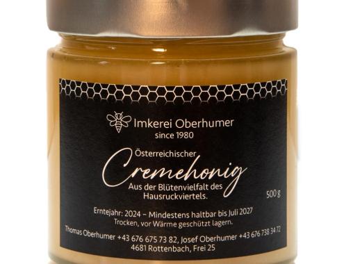 Unser Cremehonig besteht aus dem Region typischen Blütenhonig, welcher seine cremige Konsistenz durch ständiges Rühren erhält.