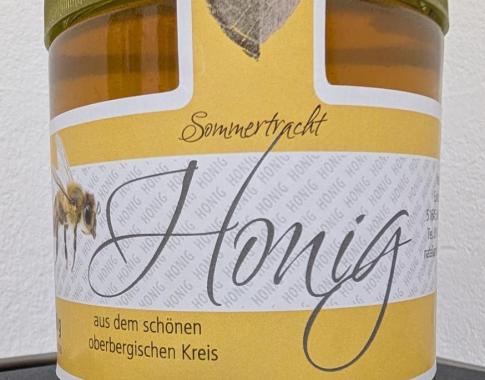 Genießen Sie den Sommer - Sommerblütenhonig aus dem Oberbergischen Kreis. Unser Sommerblütenhonig zeichnet sich durch seine angenehme Süße und sein blumiges Aroma aus. Er ist perfekt als natürlicher Süßstoff für Tee, Joghurt oder zum verfeinern von Desserts. Außerdem ist er ein wunderbares Geschenk für Honigliebhaber oder eine köstliche Ergänzung für Ihren Frühstückstisch. Unser Honig wird schonend verarbeitet, um die wertvollen Inhaltsstoffe zu bewahren.