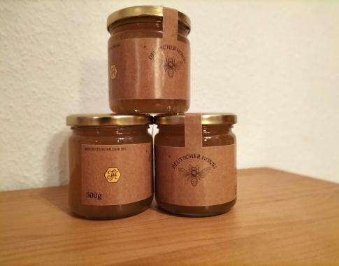 Frühtrachthonig in cremiger Konsistenz und bernsteinfarben.