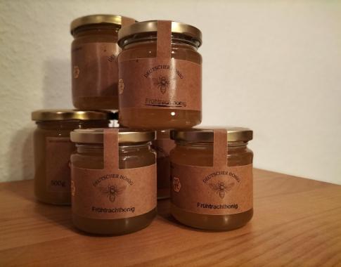 Frühtrachthonig in cremiger Konsistenz und bernsteinfarben.