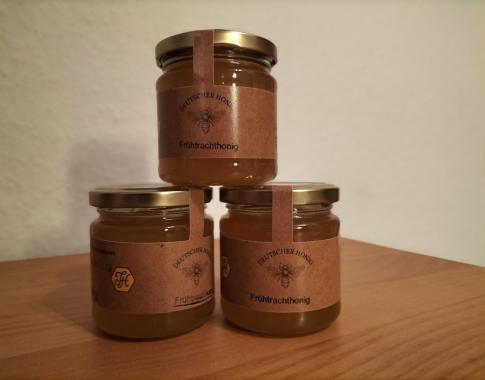 Frühtrachthonig in cremiger Konsistenz und bernsteinfarben.