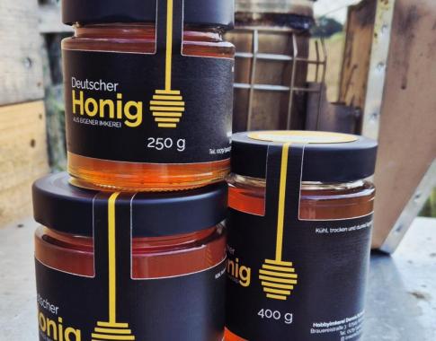 3 Gläser mit Honig auf Beute