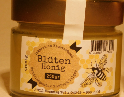 Blütenhonig hat einen milden, leicht süßen und oft fruchtig-blumigen Geschmack, der je nach Sorte variiert und von lieblich bis aromatisch reichen kann.