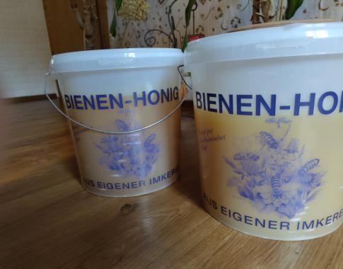 2 Honigeimern zwischen 10-14 kg zu verkaufen. Verkauf nach Gewicht des Honigs. 12€/kg bei Abnahme im Honigeimer