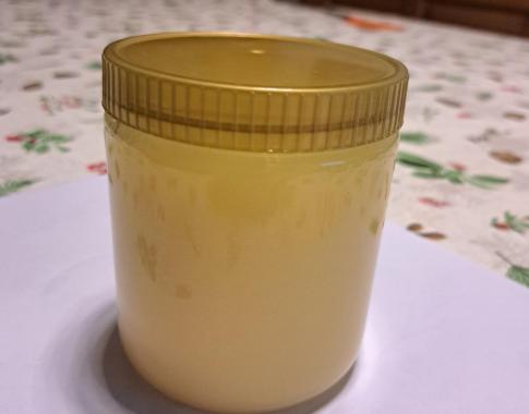 großes Glas Frühtrachthonig