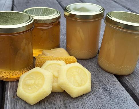 Der cremige Honig ist die Frühtracht (Mai), der flüssige Honig die Sommertracht (August) Die Bienenbeuten stehen in einem Landschaftsschutzgebiet mitten im Wald beim Wallfahrtsort St. Jost 