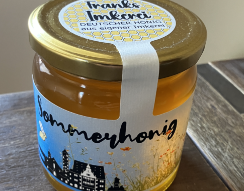 Etikettierter Honig im 500 g-Glas