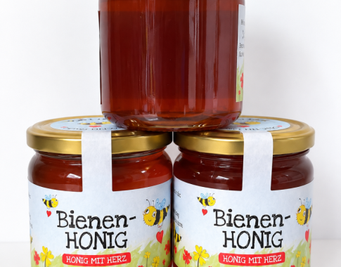 🐝🍯 Bienen-Honig – Honig mit Herz 🍯🐝 Unser köstlicher, naturbelassener Honig wird mit viel Liebe abgefüllt. Ein hochwertiges Naturprodukt aus der fleißigen Arbeit unserer Bienen – perfekt zum Frühstück, für Tee oder zum Süßen. ❤️ 500 g – Honig mit Herz 🌼🐝