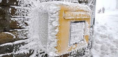 Briefkasten im Schnee